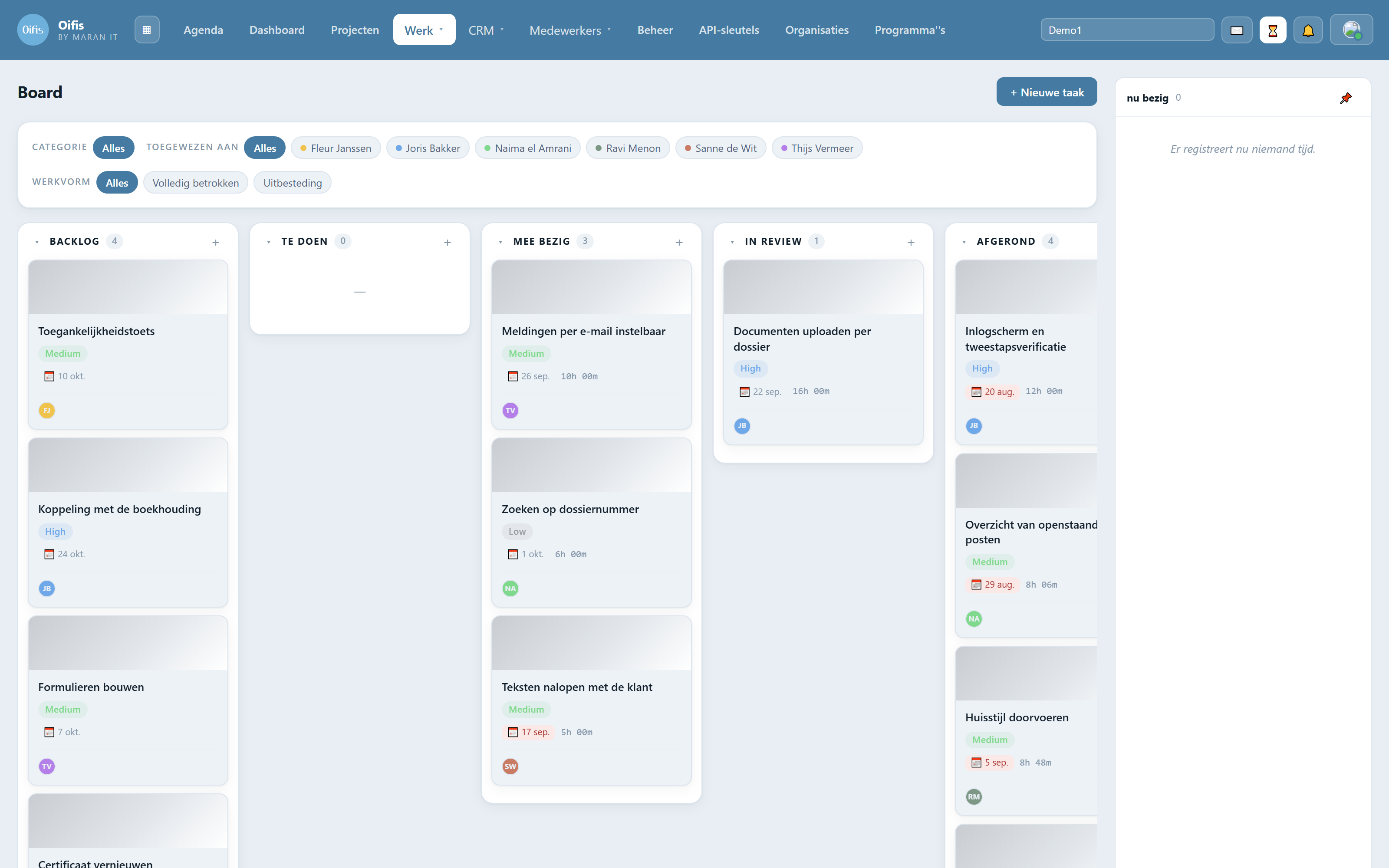 Het bord in Oifis: taken verdeeld over backlog, te doen, mee bezig, in review en afgerond